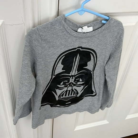 Super cute like new gap Star Wars brand size 5 years long sleeve Darth Vader T - Picture 3 of 6